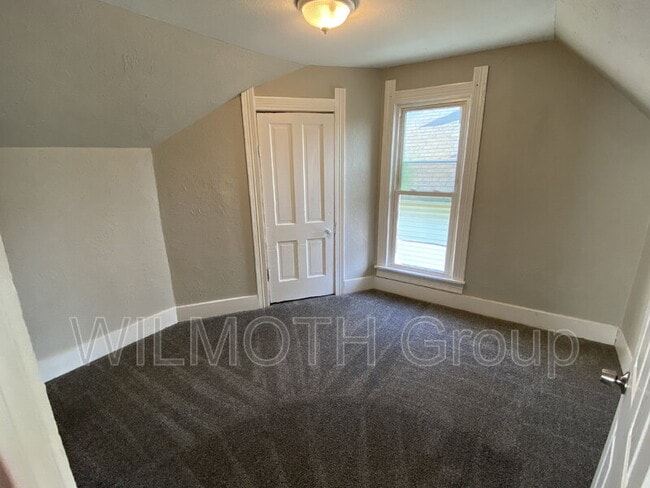 Building Photo - 510 W 5th St