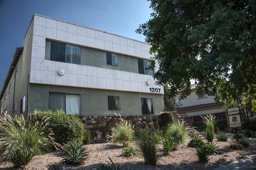 Building Photo - 1207 Huntington