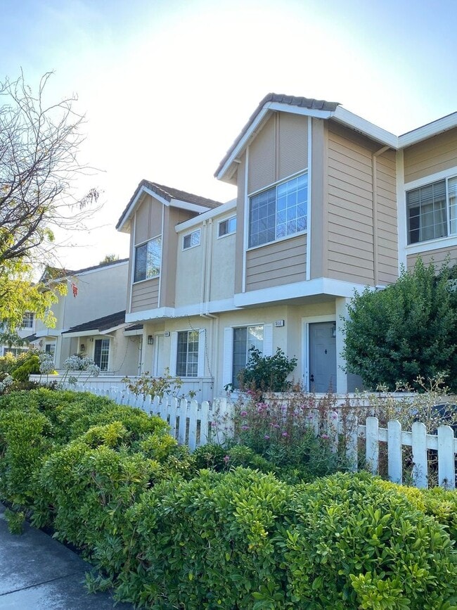 Primary Photo - COMING SOON! $3,500 / 3BR - 1383 S.F. GORG...