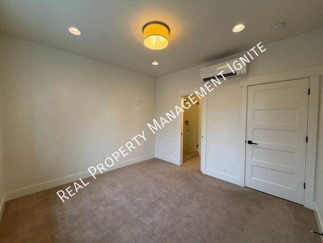 Building Photo - 1650 NW Lewis St