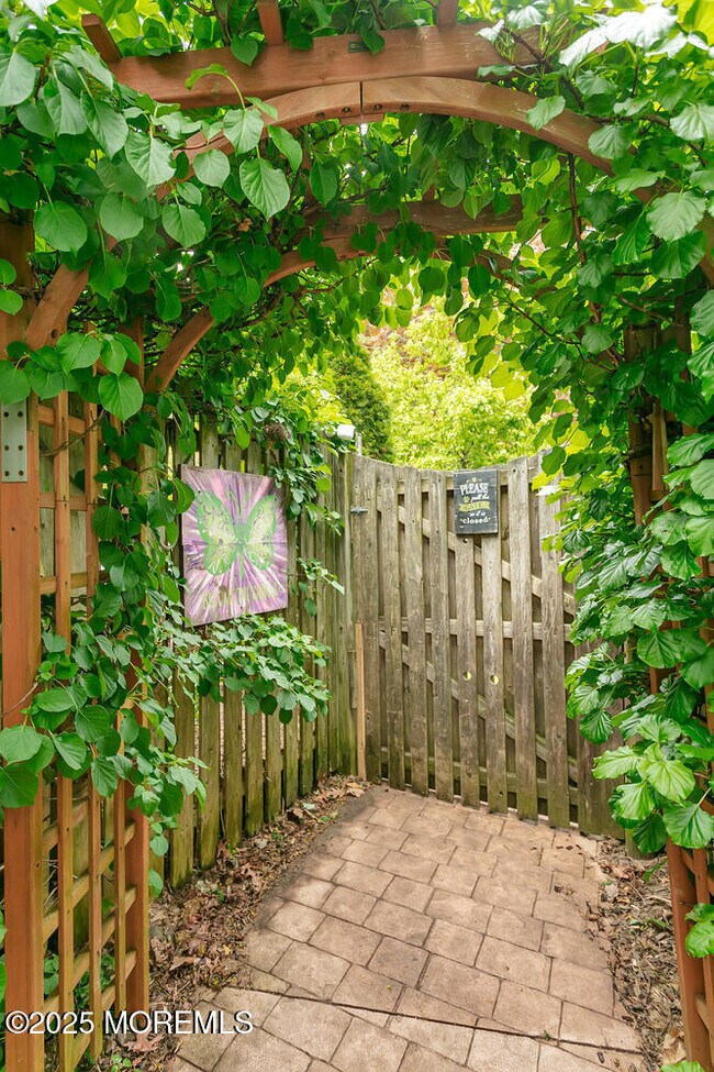 Building Photo - 85 Valley Ave