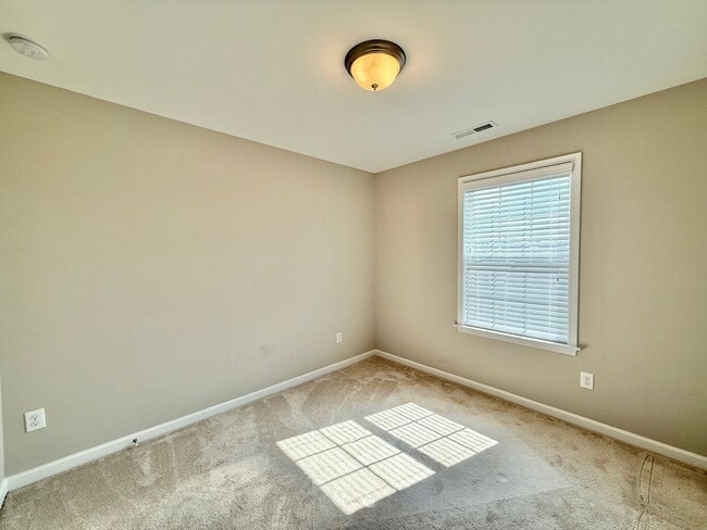 Building Photo - Stunning 3BD, 3.5BA Raleigh Townhome in th...