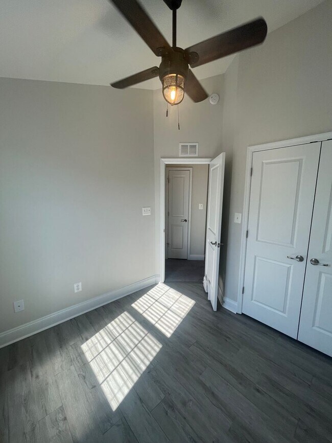 Building Photo - End of unit townhome in Trails at Beech Cr...