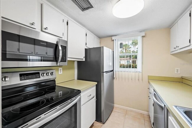 Building Photo - 2525 W Bay Dr