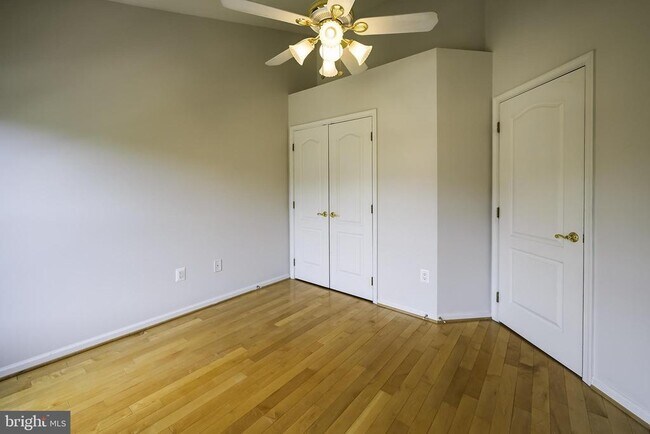 Building Photo - 1156 Regal Oak Dr