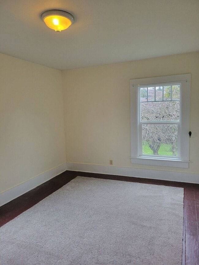 Building Photo - Uptown Port Townsend Home
