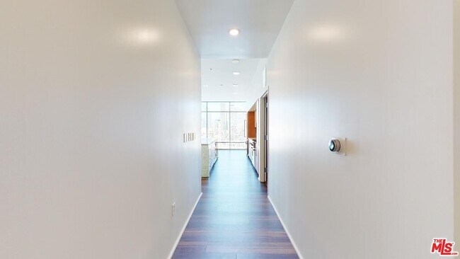 Building Photo - 1100 S Hope St