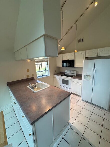 Building Photo - 6625 Golf Club Dr