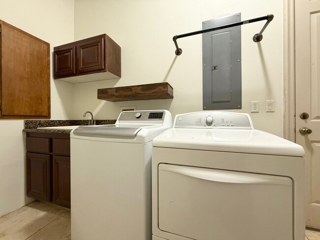 Building Photo - 5/BD 2.5/BA Spacious Home with Casita, RV ...