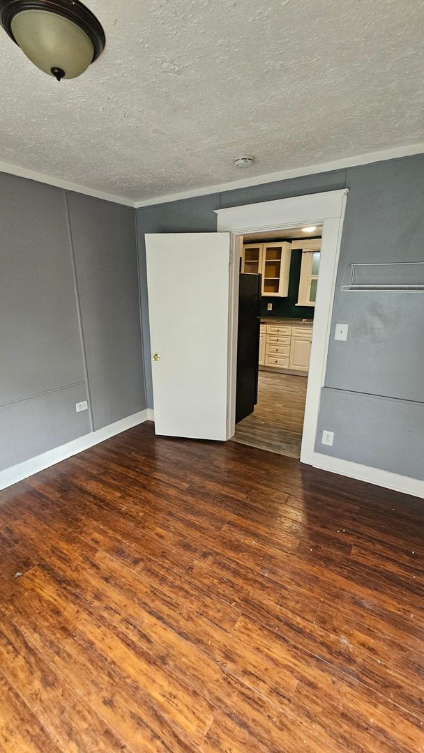 Building Photo - Cute 2-bed house,  Pet Friendly, Central location!