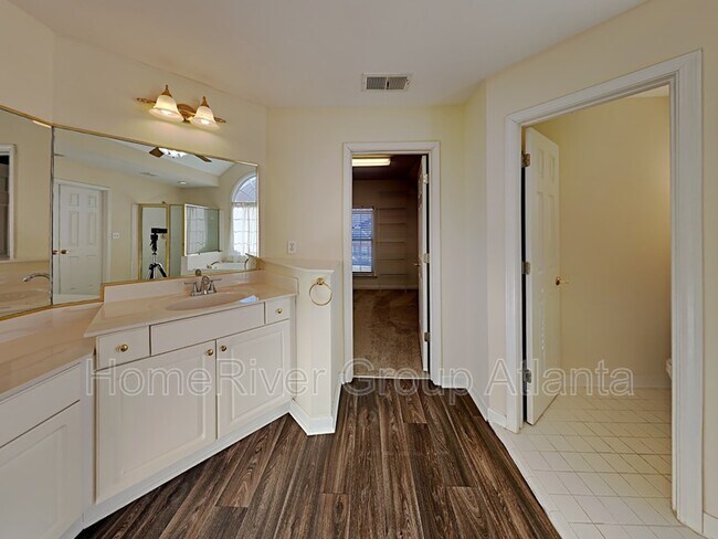 Building Photo - 1040 Queensgate Dr SE