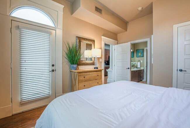 Building Photo - 612 Center St