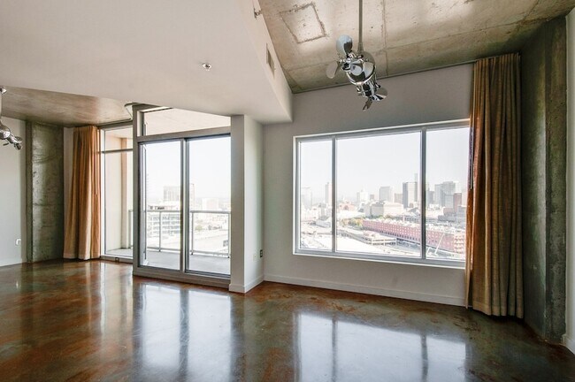 Building Photo - 600 12th Ave S