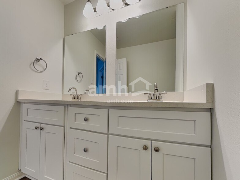 Building Photo - 910 Redcrest Springs Ct