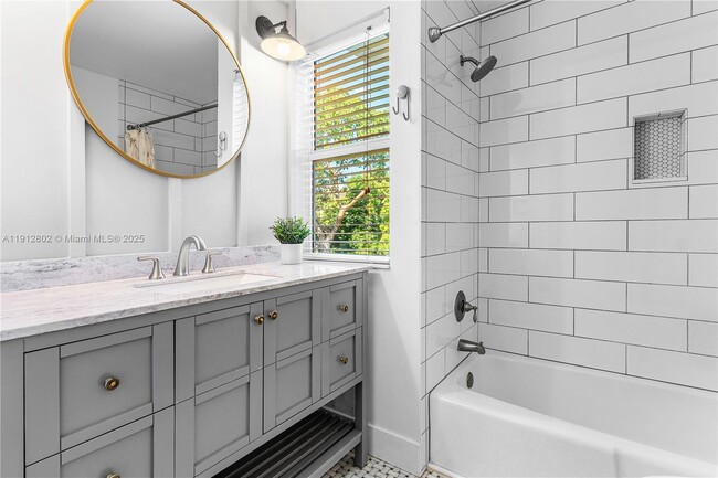 Building Photo - 1616 NE 5th St