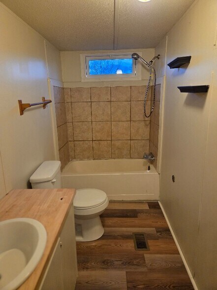 Building Photo - 8 Geer Rd