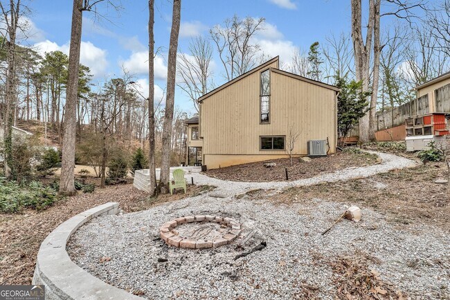 Building Photo - 75 Lakeshore Dr NW