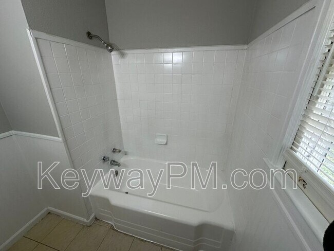 Building Photo - 3018 Acorn Rd