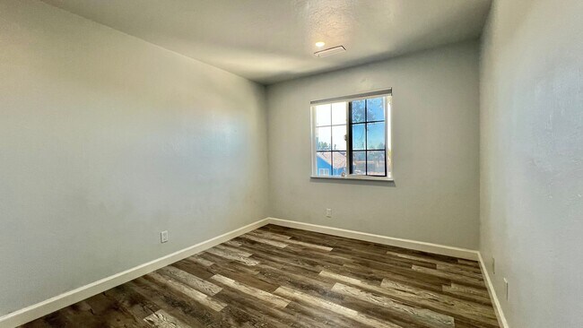Building Photo - Lovely House 4BR 2.5BA with Large Backyard