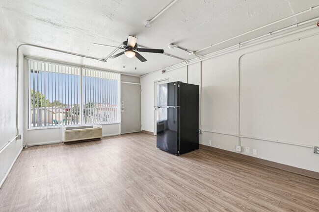 Building Photo - Oaks35