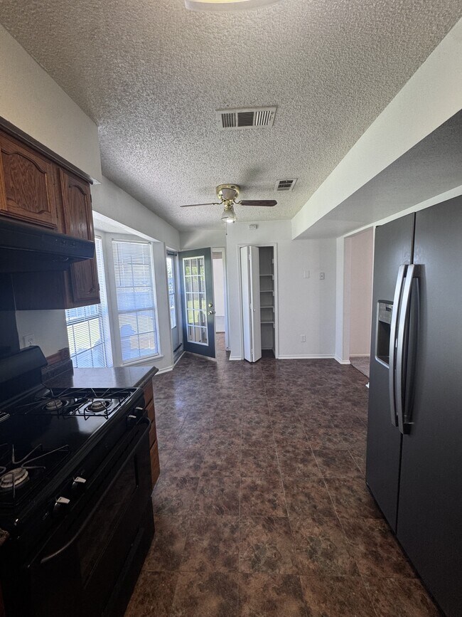 Building Photo - 1613 Bobby Lee Dr