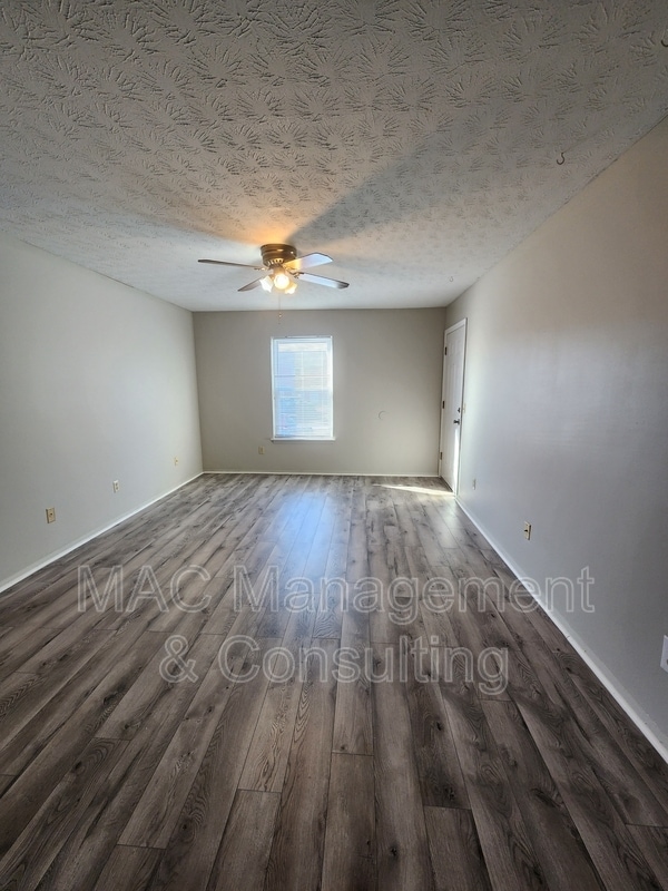 Building Photo - 1849 Summerhaven Ave