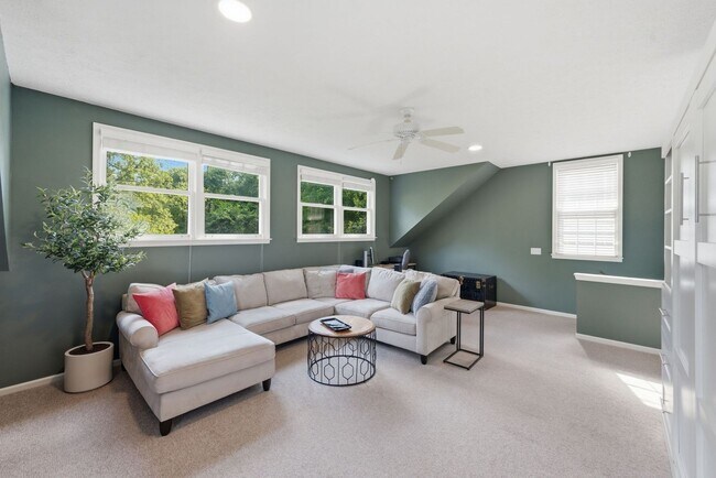 Building Photo - 1733 Carriage Ct