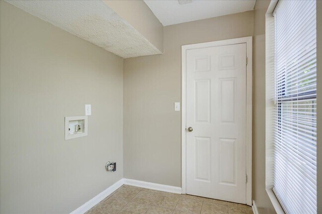 Building Photo - 2339 Walden Dr