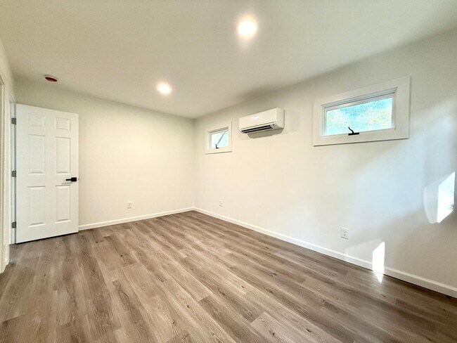 Building Photo - Bright, Modern & Fully Renovated 1-Bedroom...
