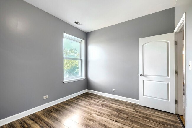 Building Photo - 7724 S Cornell Ave