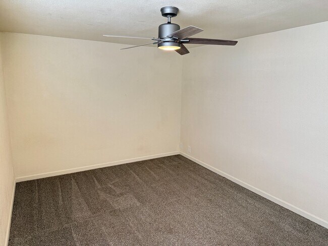Building Photo - Updated 3-bedroom 1.5 bath duplex in Eugene!