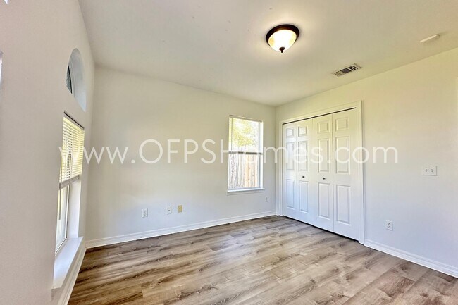 Building Photo - 2426 Houston Cir