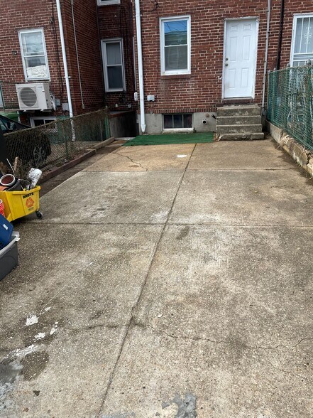 Parking - 419 Gusryan St