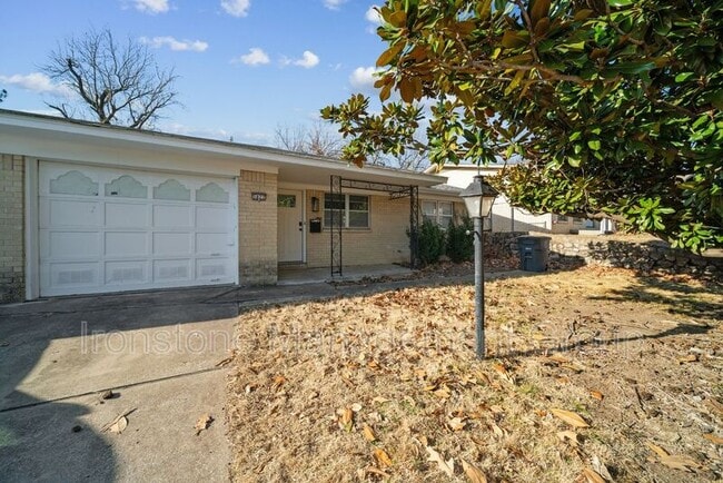 Building Photo - 5822 E 35th St