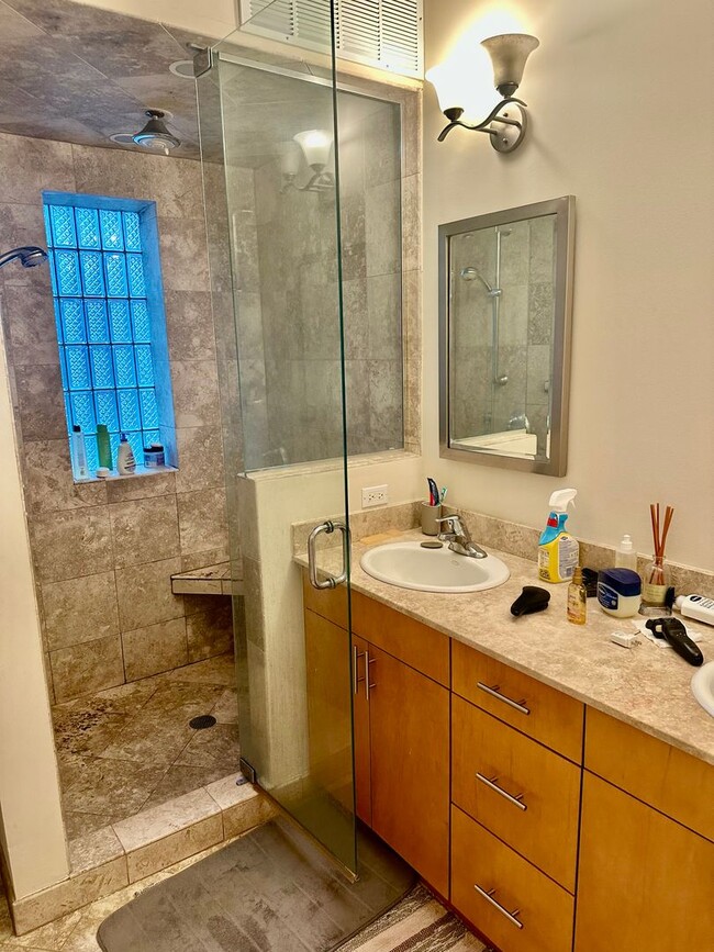 Building Photo - INCREDIBLE HUGE LUXURY CONDO LAKEVIEW/SOUT...