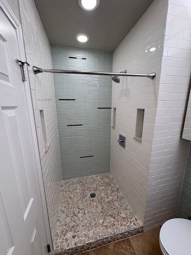 Building Photo - Gorgeous home in Rosedale - Available now!