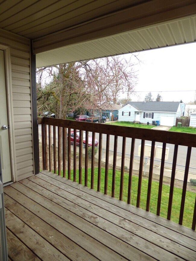 Building Photo - Rent Special: FREE June's Rent - 2 Bedroom 1 Bath Unit NE Salem!