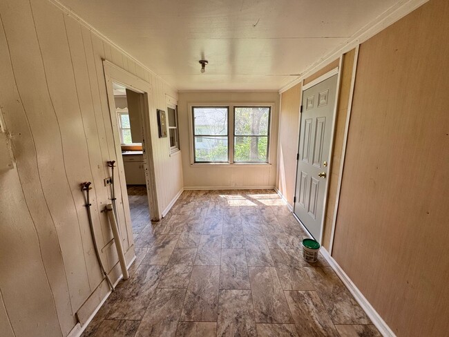 Building Photo - 2/1 with extra space in Uptown Shelby, NC