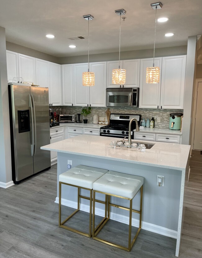 Building Photo - 4950 Brenman Park Dr
