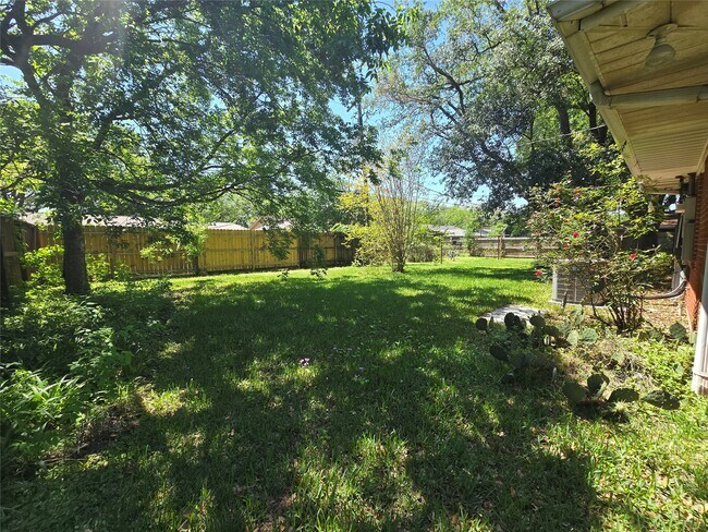 Building Photo - 801 Rosewood Dr