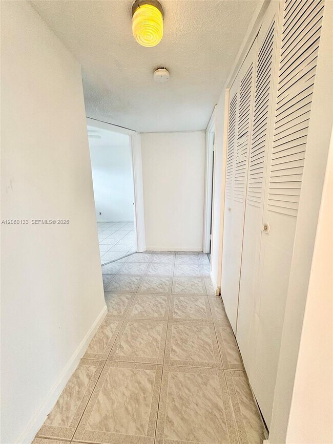 Building Photo - 5011 W Oakland Park Blvd