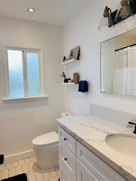 Building Photo - 2460 Glenrose Ave