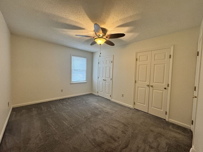 Building Photo - ****** HALF OFF FIRST FULL MONTH OF RENT!! ******