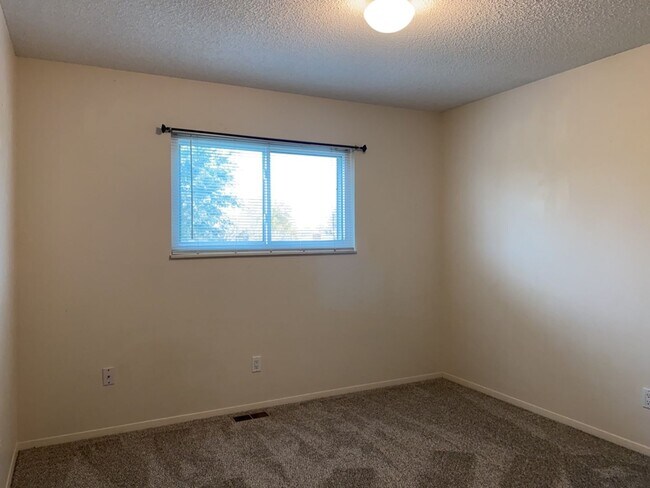 Building Photo - Spacious West-Side Tri-Level Home