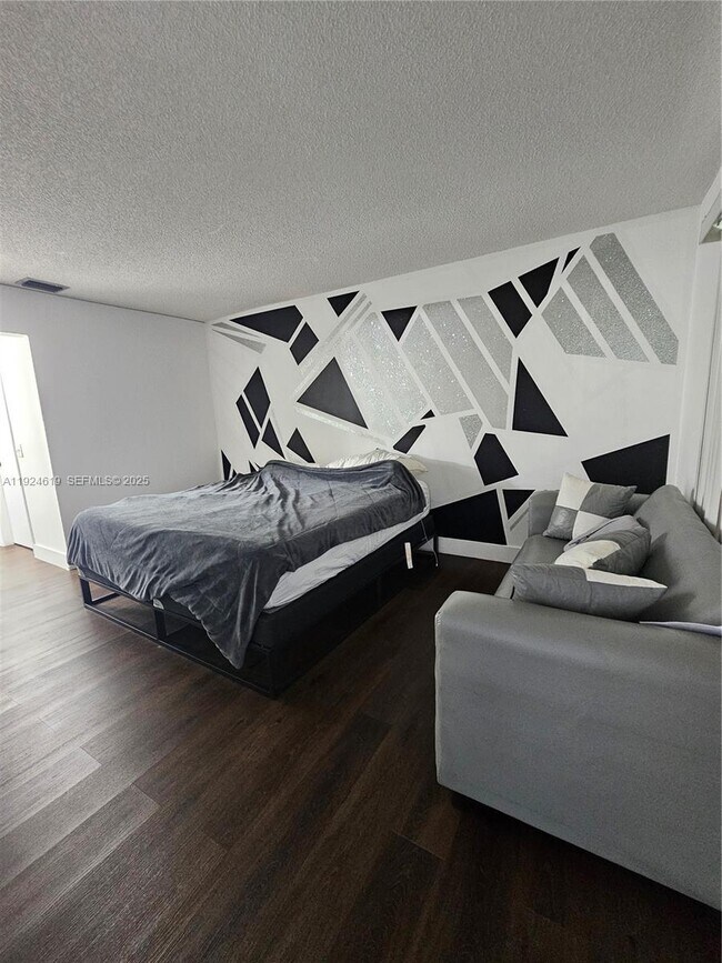 Building Photo - 1002 Adams Ave