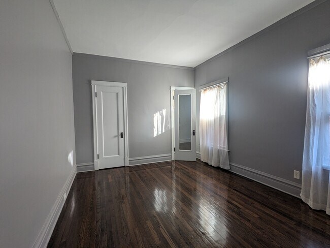 Building Photo - 5630 N Kenmore Ave