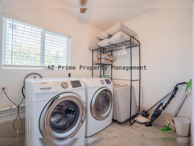 Building Photo - 1942 W Indianola Ave