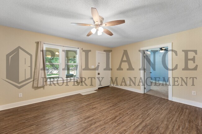 Building Photo - 221 N Walnut St