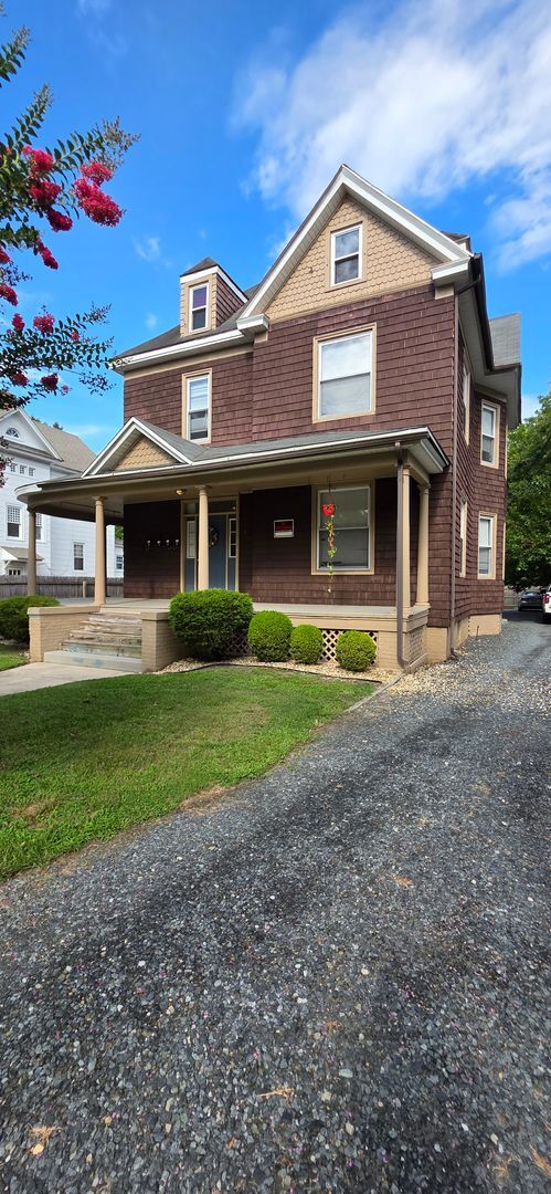 Building Photo - Detached Garage Appt. on  Beautiful Camden Ave.