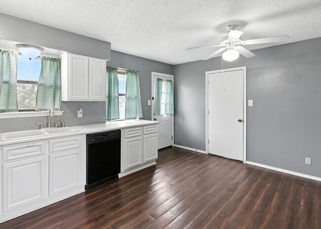 Building Photo - 600 N Cunningham St